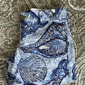 Lilly Pulitzer shell, navy and white Callahan shorts, 5 inch seam size 8